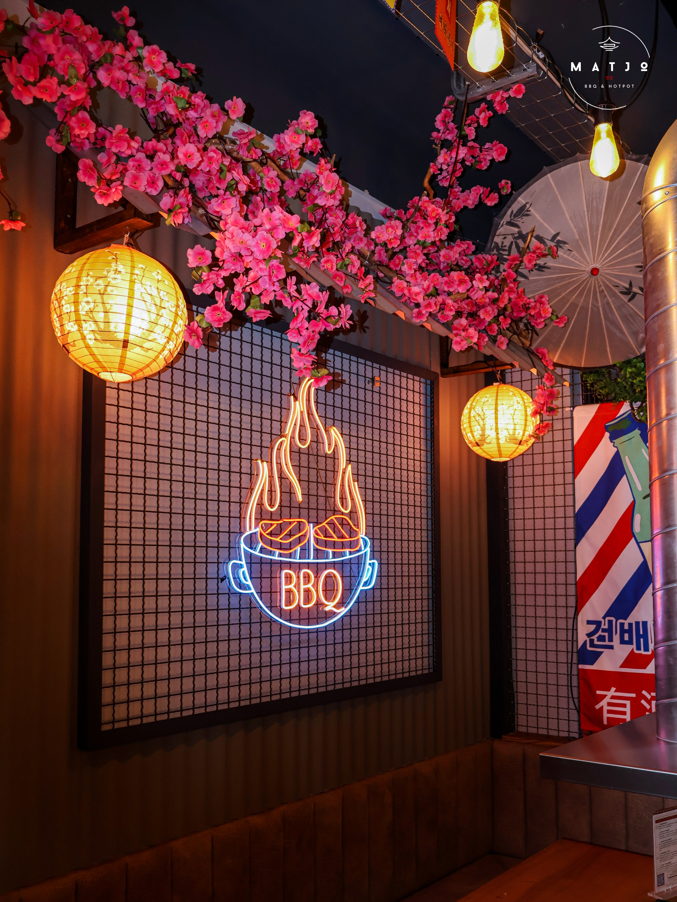 MATJO Restaurant-Interieur mit Neonlicht und Kirschblüten